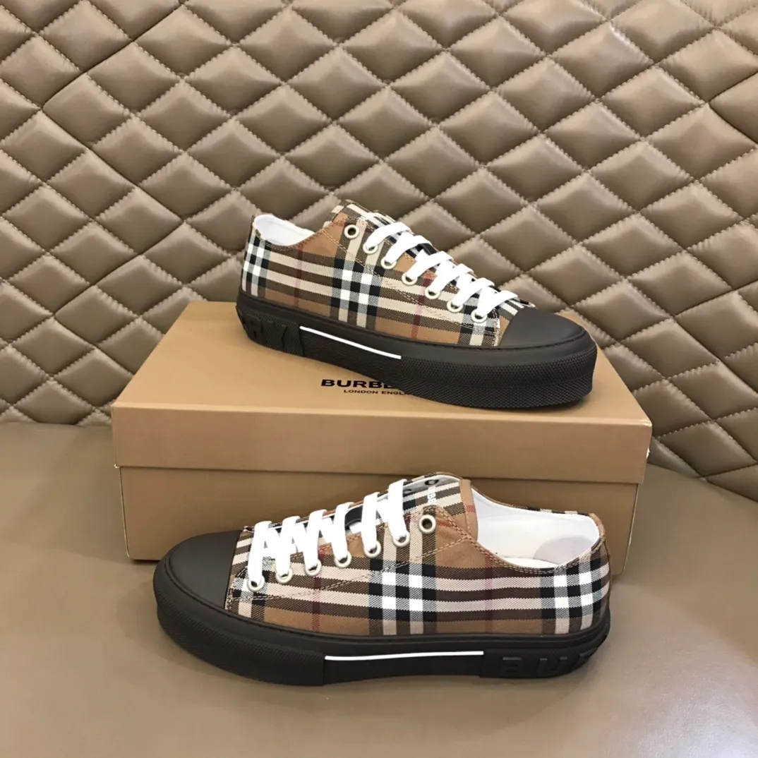 p400 "Burberr*" men's classic low-top sneakers, reinterpreted in Vintage check cotton material and decorated with a new brand logo. First-layer sheepskin lining, embossed Burberry logo on the heel, and original TPU outsole! Size: 38-44 No. 068